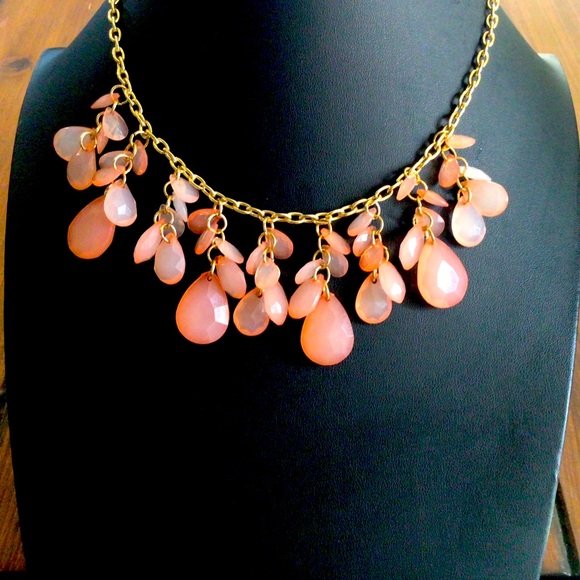 Gold tone necklace with very pretty acrylic peach teardrop beads. Unbranded - Picture 3 of 6